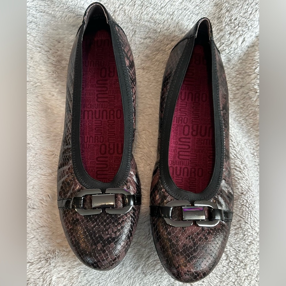 Munro Snake Ballet Flats Leather & Patent Trim
Gun Metal Hardware 10M